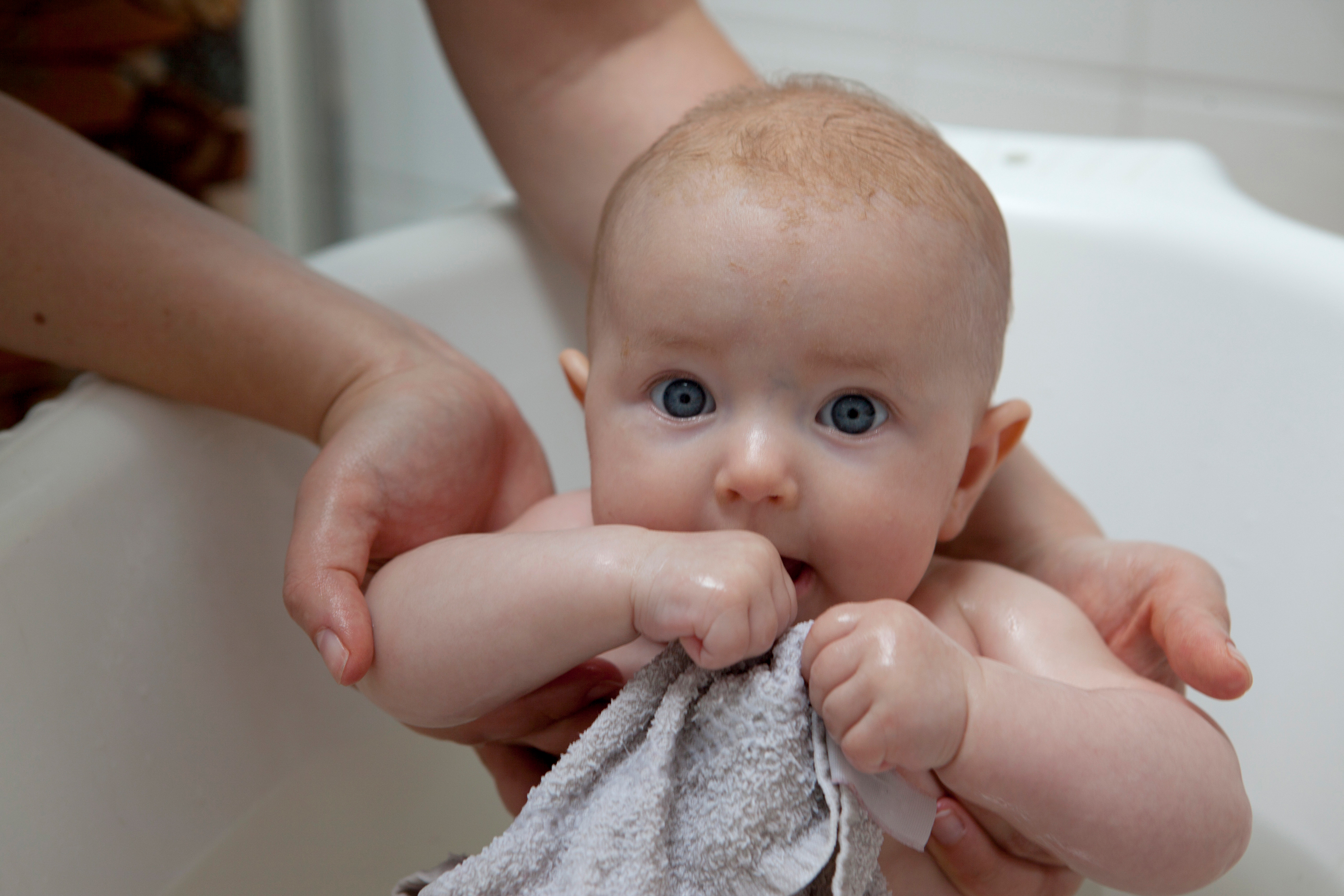¿Qué es importante a la hora de bañar a los bebés?