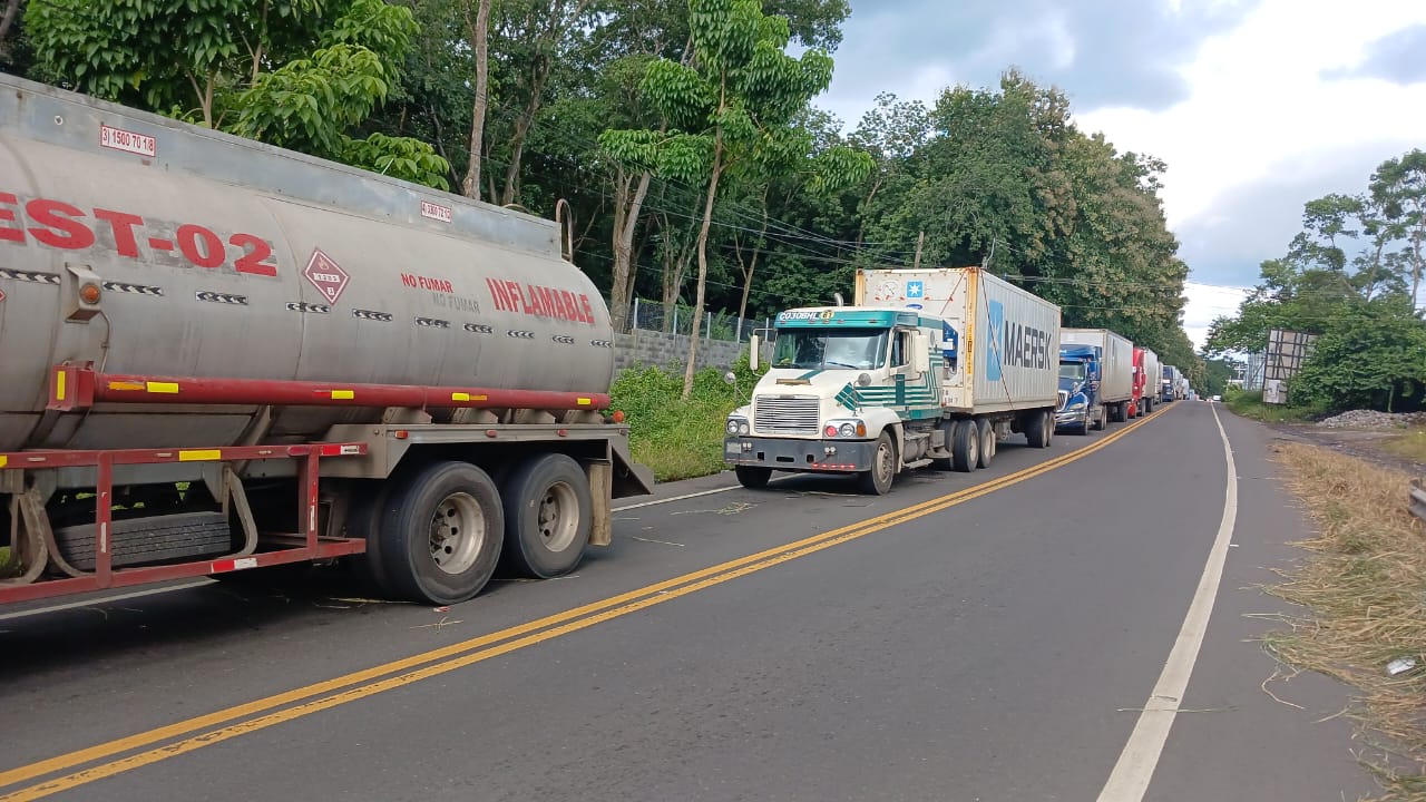 En esta foto se ve la fila del transporte pesado parado, entre ellos la unidades que transportan combustible.