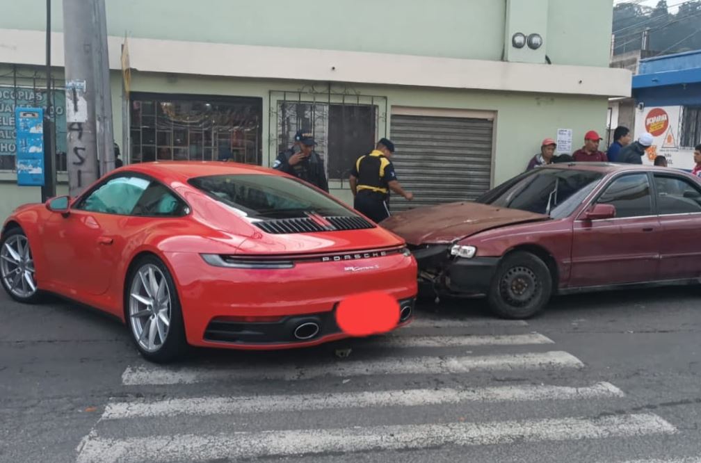 Porsche choca en Santa Catarina Pinula