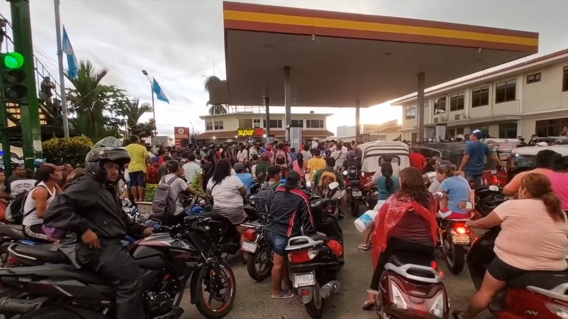 Gasolineras en Retalhuleu fueron abarrotadas por vecinos que necesitaban combustible
