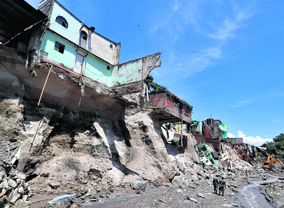 Vivienda colapsada en Villa Hermosa, San Miguel Petapa a raíz del socavamiento que ha provocado el río Pinula. (Foto Prensa Libre: Hemeroteca PL)
