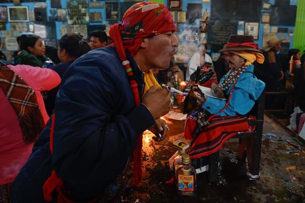 San Simón: miles de guatemaltecos celebran el cumpleaños del santo pagano más querido