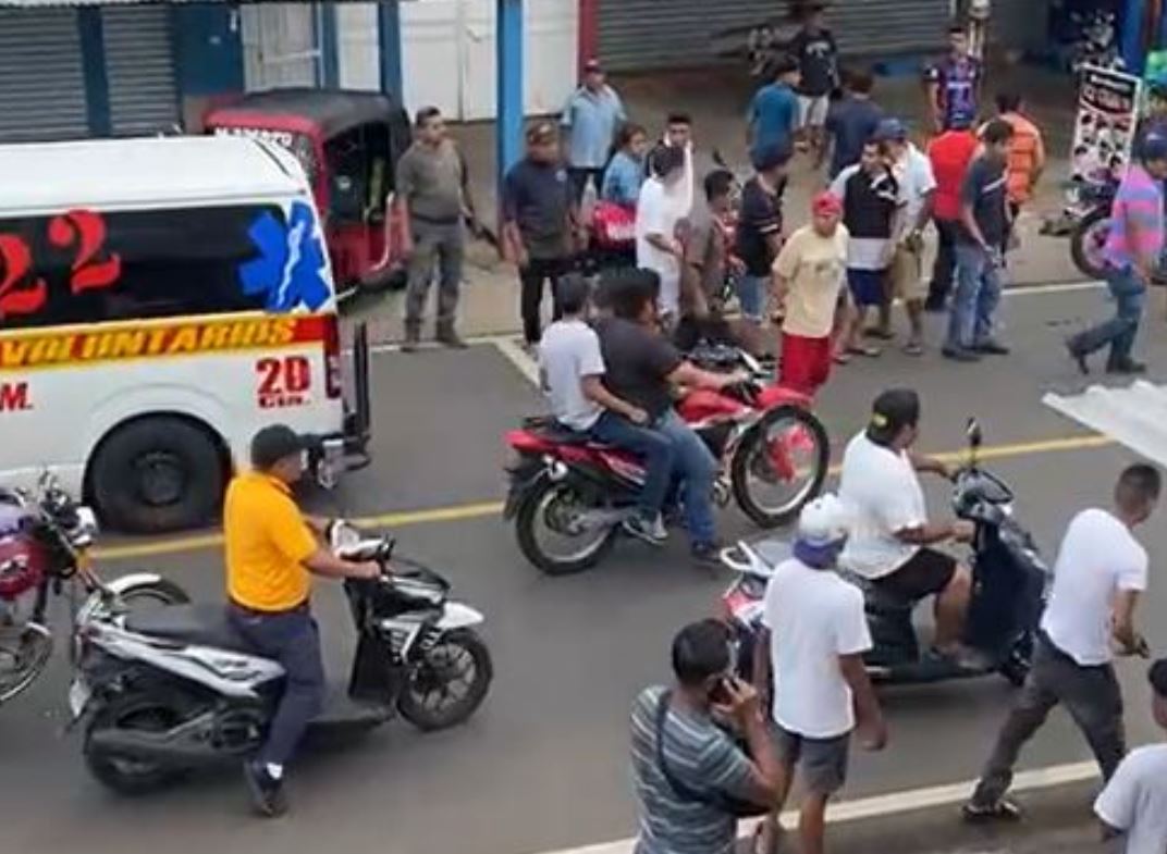 Momentos de tensión en Malacatán, San Marcos, por grupo armado que disparó contra personas que bloqueaban carretera. (Foto: Captura de pantalla de video) 
