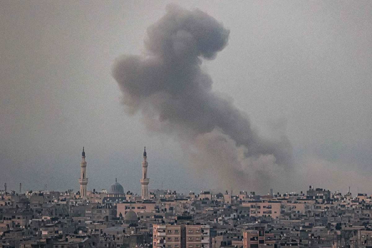  Una columna de humo se eleva después del bombardeo israelí en Rafah, en el sur de la Franja de Gaza, en medio de las batallas en curso entre Israel y el grupo palestino Hamás. (Foto Prensa Libre: AFP)