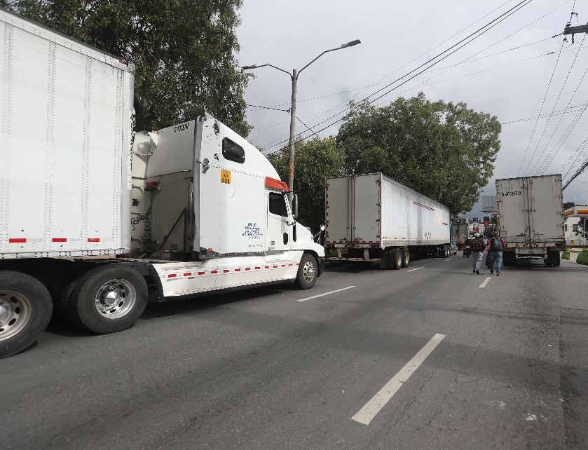 El transporte de diversos productos se ha visto afectado en Guatemala por el bloqueo de carreteras. (Foto Prensa Libre: Juan Diego González) 