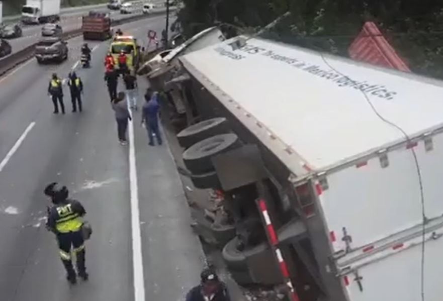 Bajada de Villalobos: autoridades de tránsito reportan un tráiler volcado y explican los trabajos para removerlo