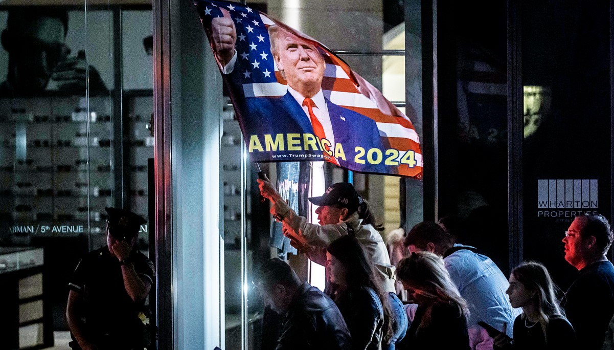 Los seguidores de Donald Trump se reúnen en la Torre Trump de Nueva York, el 1 de octubre de 2023. (Dave Sanders/The New York Times)