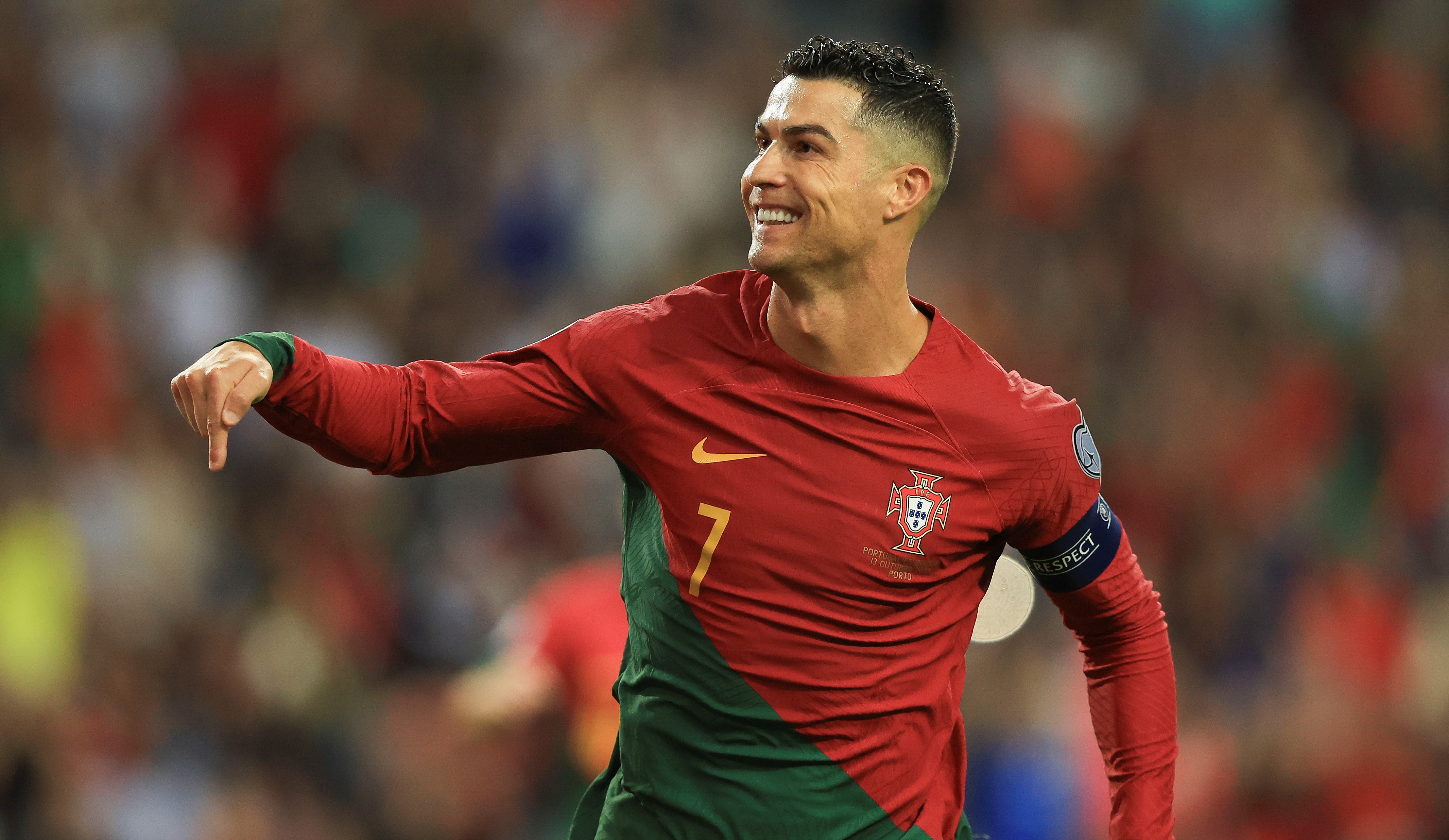 Cristiano Ronaldo celebra el 2-0 de Portugal frente a Eslovaquia en el partido que terminó 3-2 a favor de los lusos. (Foto Prensa Libre: EFE).