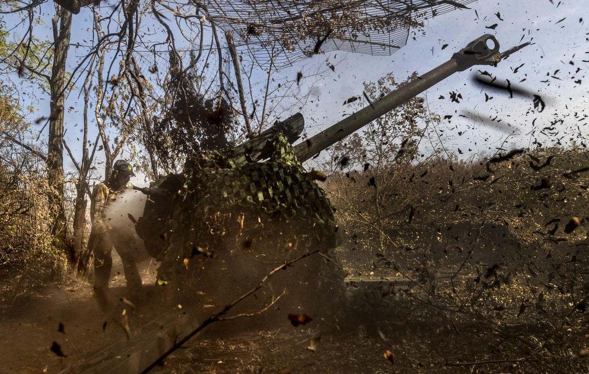 Soldados ucranianos de la 10.ª Brigada de Asalto de Montaña “Edelweiss” disparan una pieza de artillería de 122 mm de la era soviética contra una posición de mortero rusa en las afueras de Bajmut, en la región de Donetsk, Ucrania. (Foto Prensa Libre: David Guttenfelder/The New York Times)