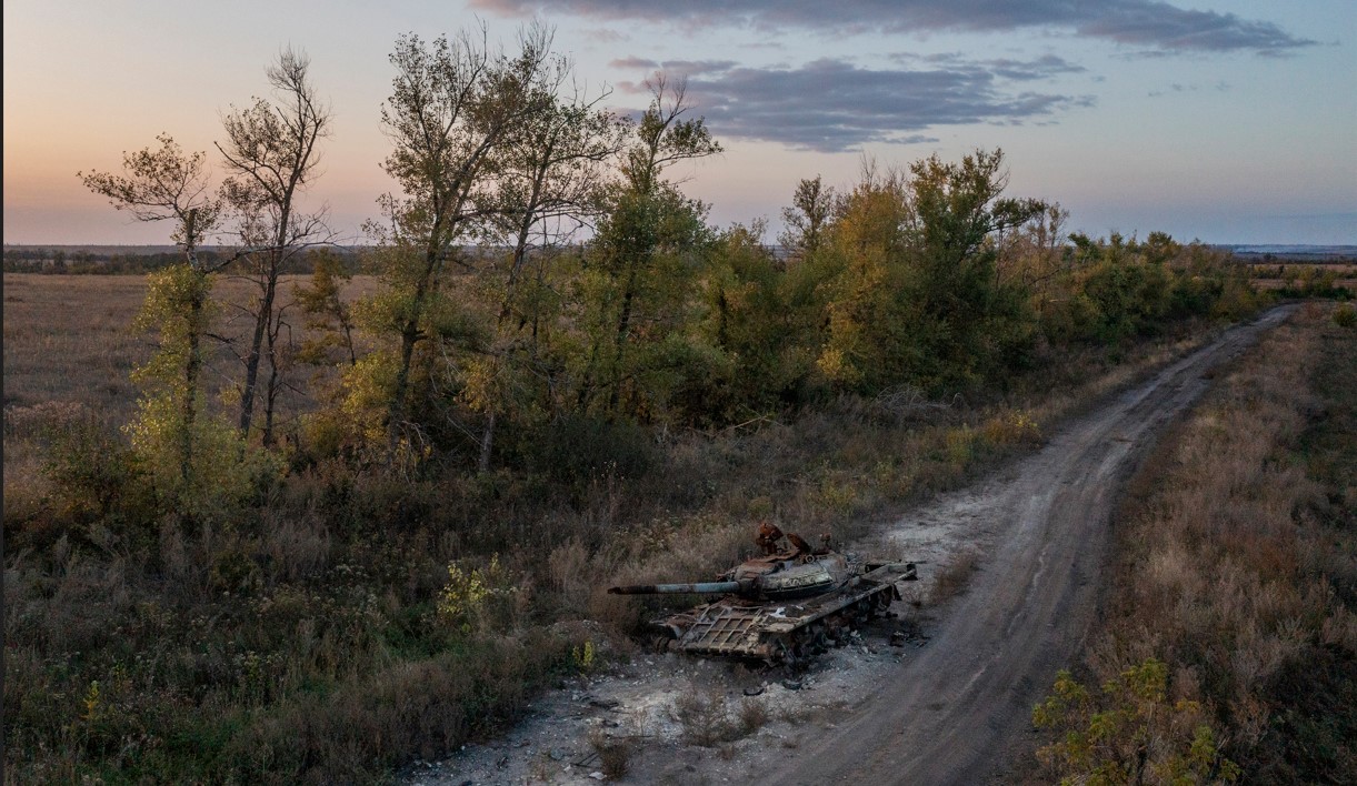 Un tanque ruso destruido cerca del pueblo de Sulyhivka, en la región ucraniana de Járkov, el 3 de octubre de 2023. (David Guttenfelder/The New York Times)