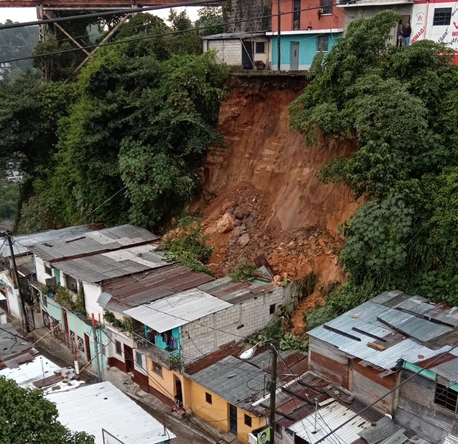 Más de cinco casas del asentamiento Jesús de la Buena Esperanza sufrieron daños este 3 de octubre por la mañana debido a un deslizamiento del talud. (Foto Prensa Libre: Conred).