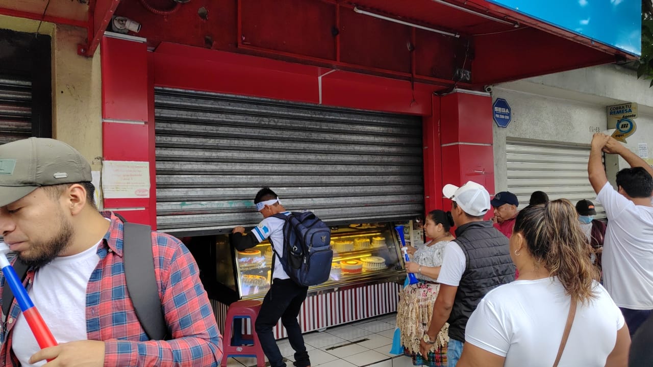 Manifestantes han obligado a los tenderos a cerrar las abarroterías.(Foto Prensa Libre: María Reneé Gaytán)