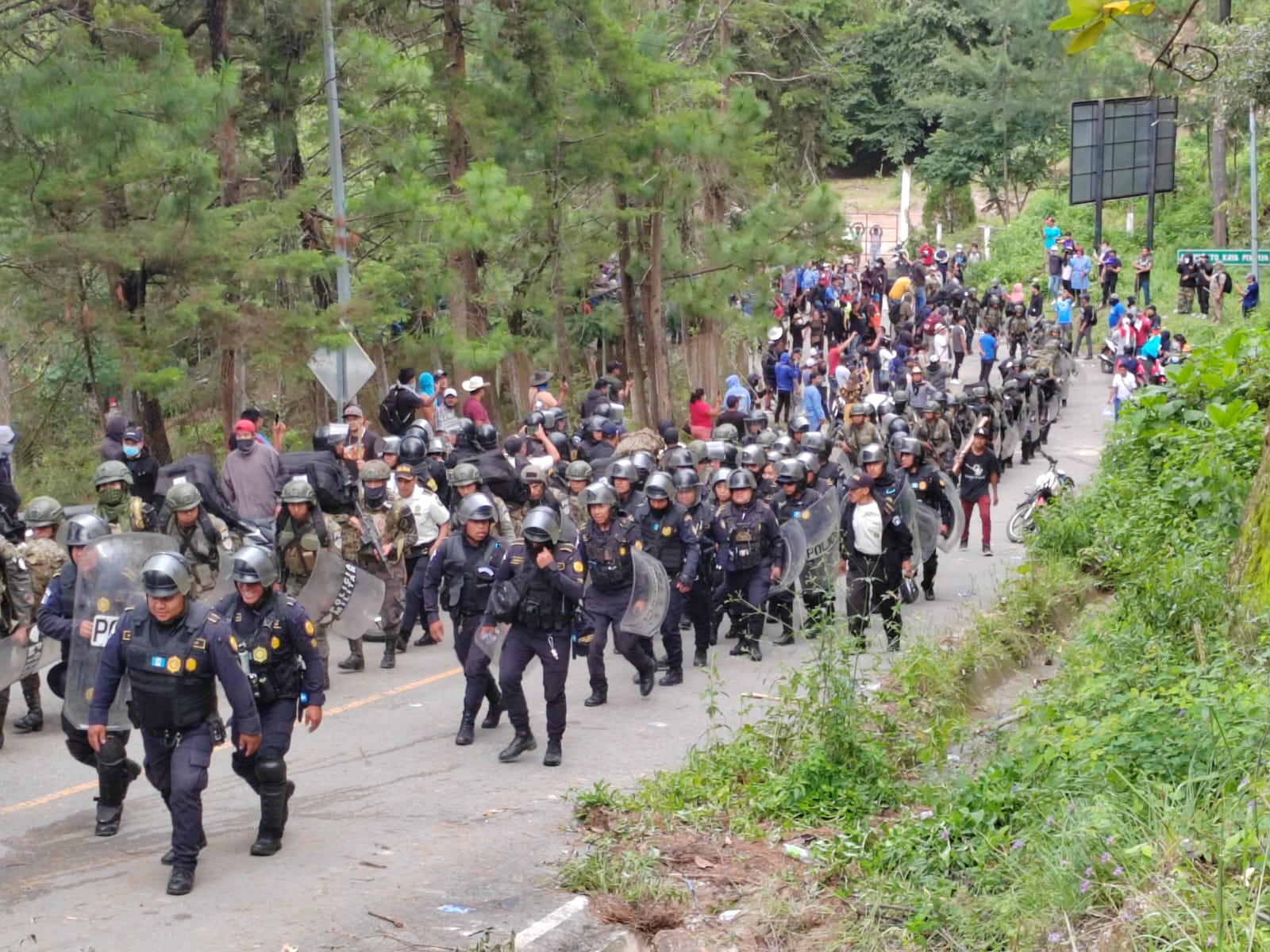 Ante el lanzamiento de bombas lacrimógenas para dispersarlos, los manifestantes lograron hacer que los antimotines se retiraran del lugar. (Foto Prensa Libre: Fernando Magzul)