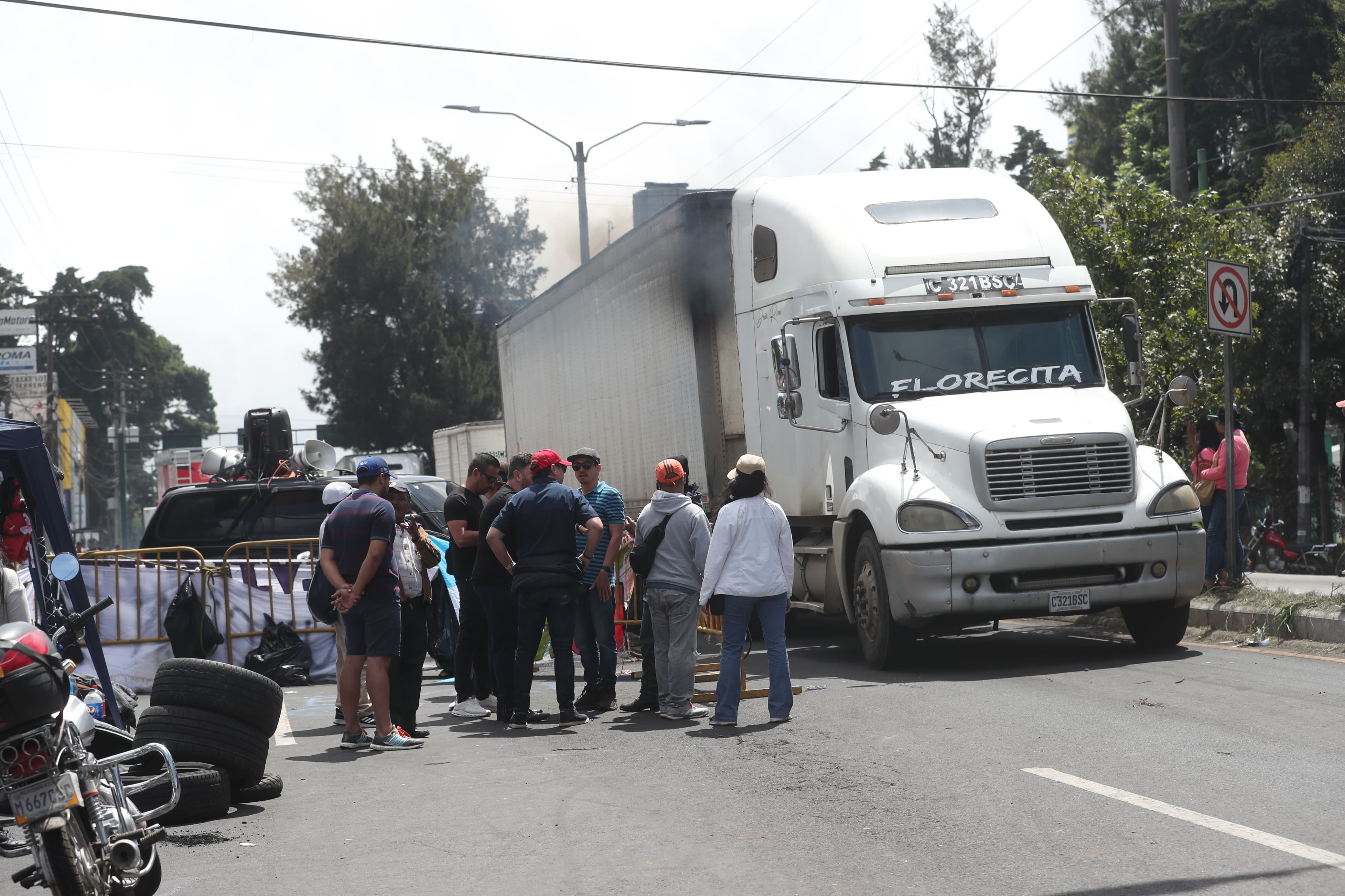 Manifestantes permitieron el paso de transporte pesado en el kilómetro 16.5 de carretera a El Salvador. (Foto Prensa Libre: Erick Ávila).