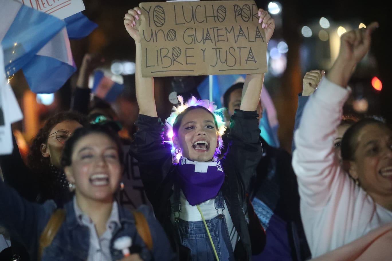 Cientos de personas marcharon por calles y avenidas de la zona 15 capitalina para demandar la renuncia de la fiscal general y el presidente de la República. (Foto Prensa Libre: Juan Diego González).