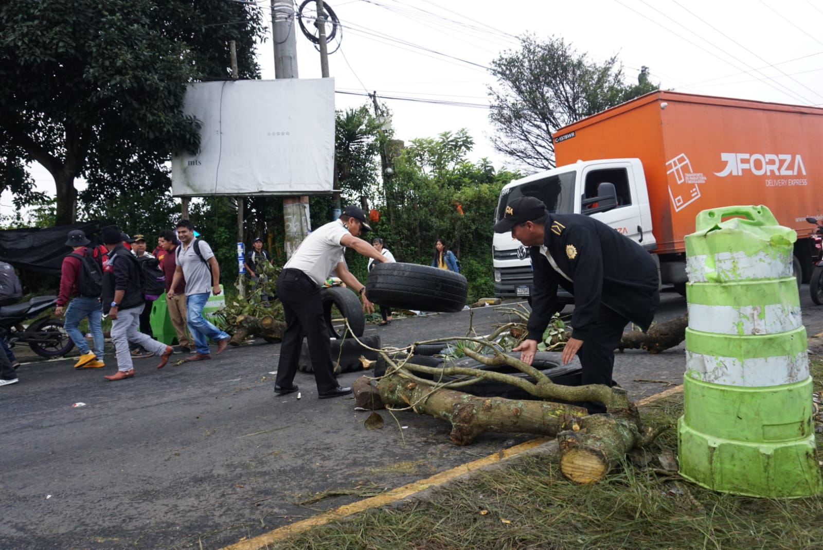 Mediante el diálogo las autoridades lograron que se retiraran bloqueos en carretera a El Salvador.(Foto: Prensa Libre)