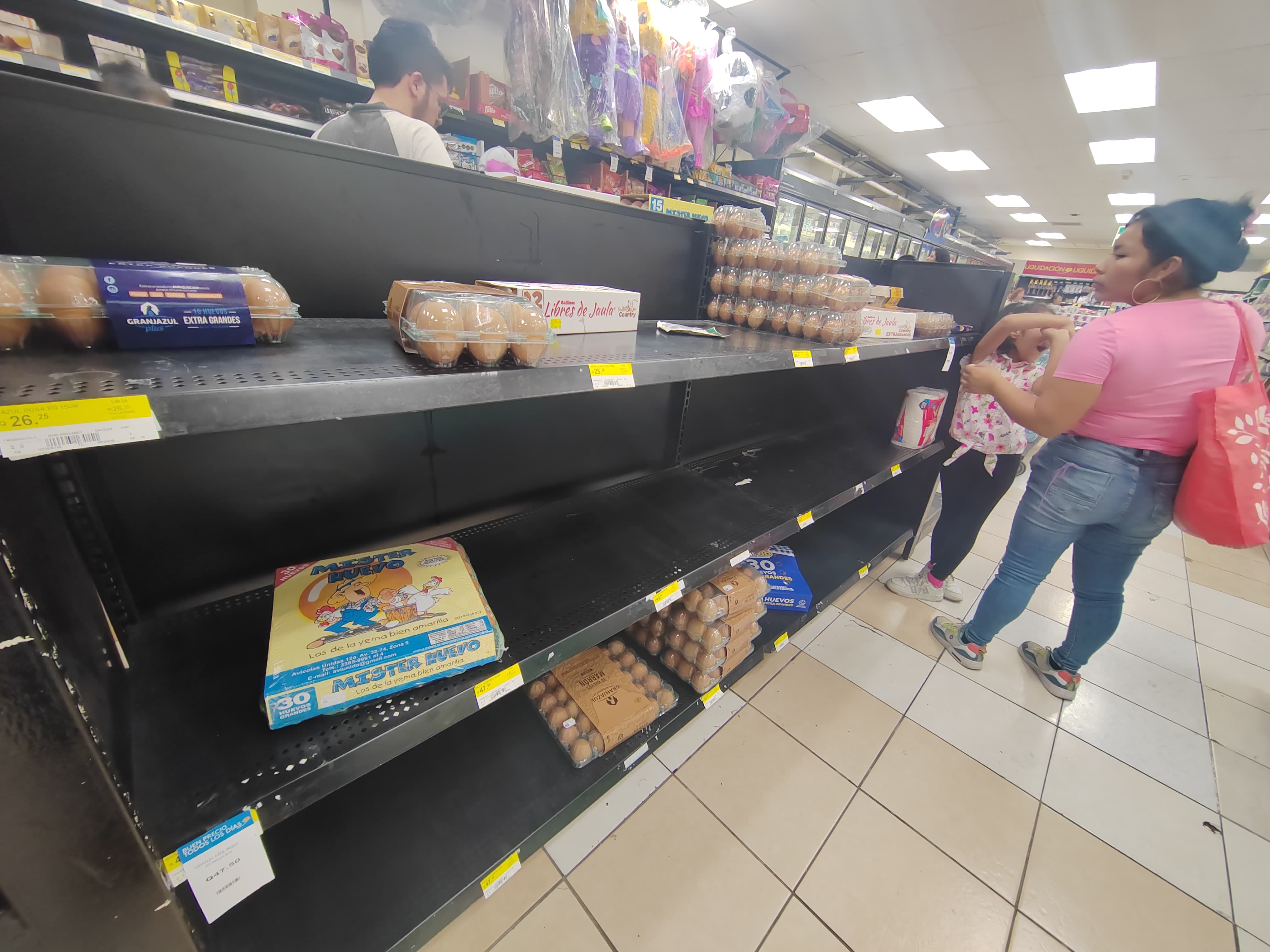 El desabastecimiento de huevo y pollo en puntos de venta es consecuencia de la restricción de movilidad, no de que no haya producto, según gremiales. (Foto Prensa Libre: Carlos Hernández)