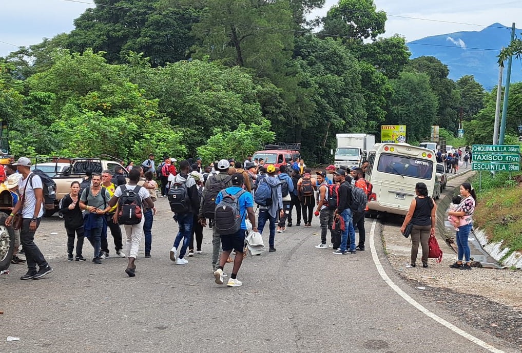 Un grupo de venezolanos es interceptado en una carretera del sur del país. (Foto: IGM)