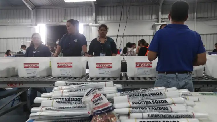 Se realizaron ejercicios de conteo votos que respaldaron y coincidieron con los resultados del Trep. (Foto Prensa Libre: Roberto López)