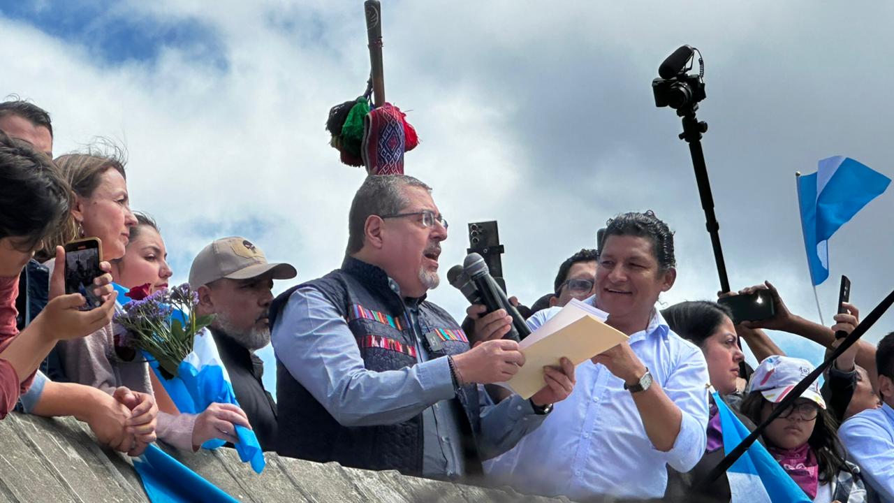 Arévalo respalda las manifestaciones y bloqueos durante marcha en conmemoración de revolución del 20 de octubre de 1944