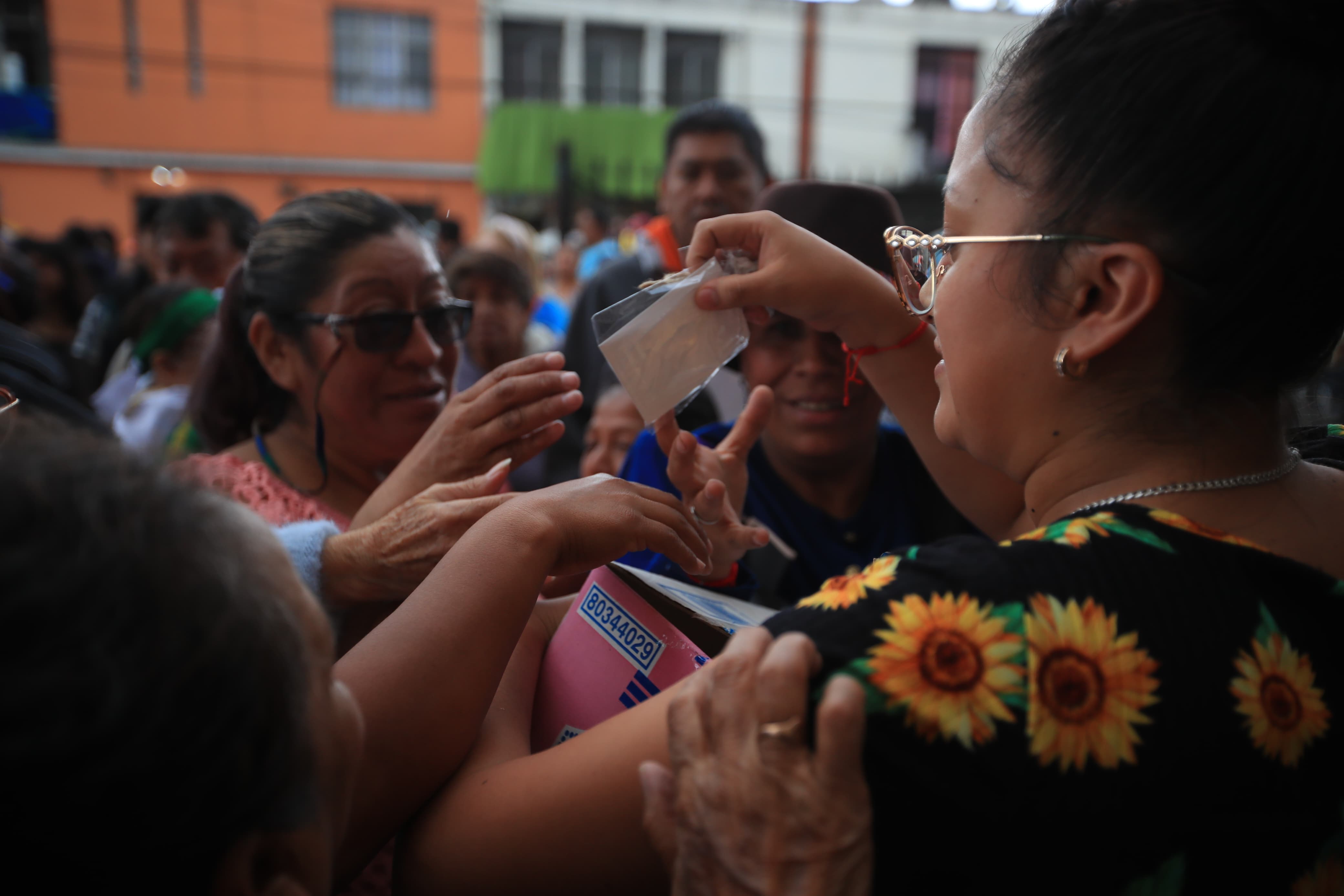 En imágenes: San Judas Tadeo cientos de personas llegan a visitar al santo de las causas perdidas'