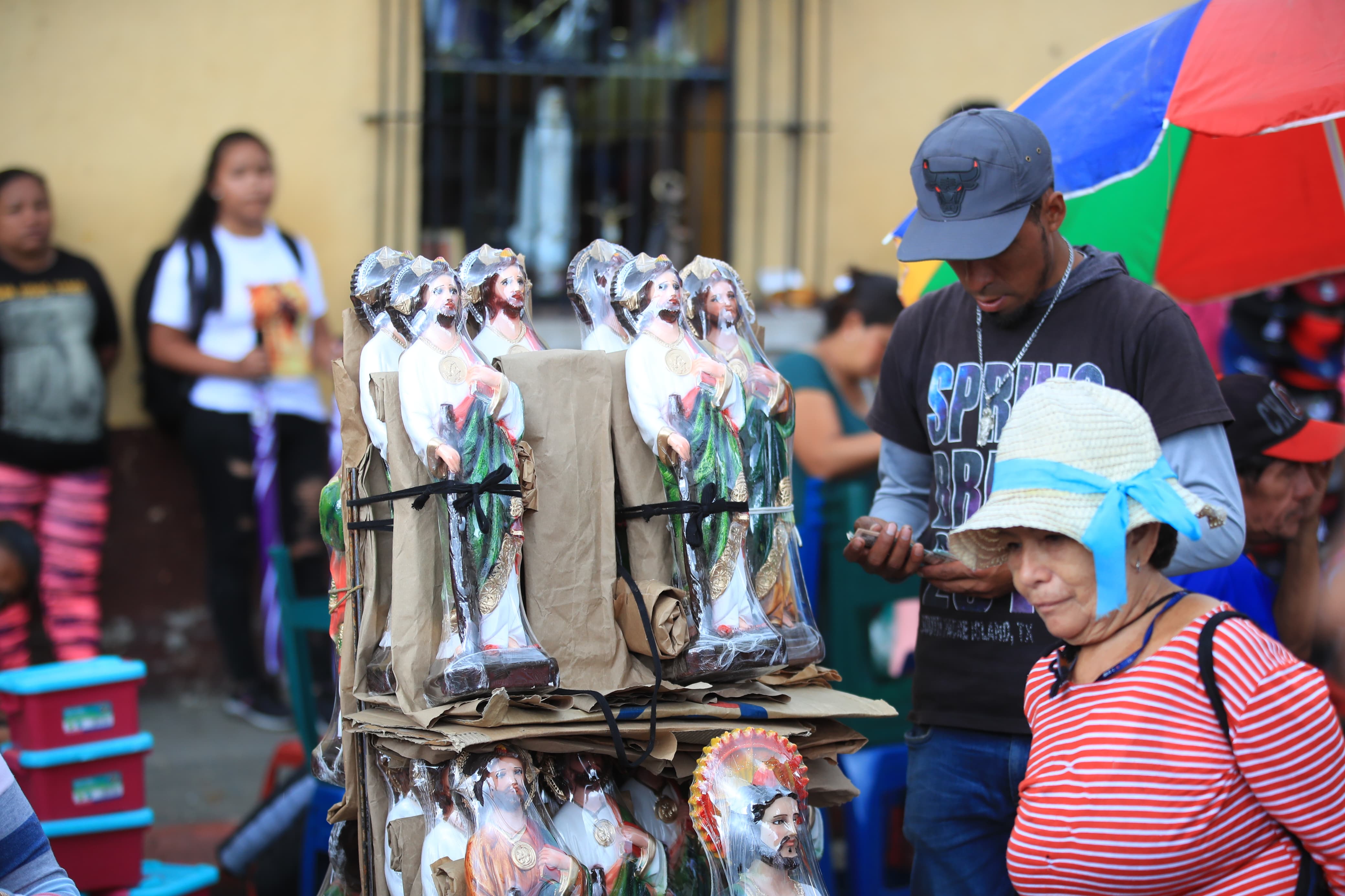 En imágenes: San Judas Tadeo cientos de personas llegan a visitar al santo de las causas perdidas'