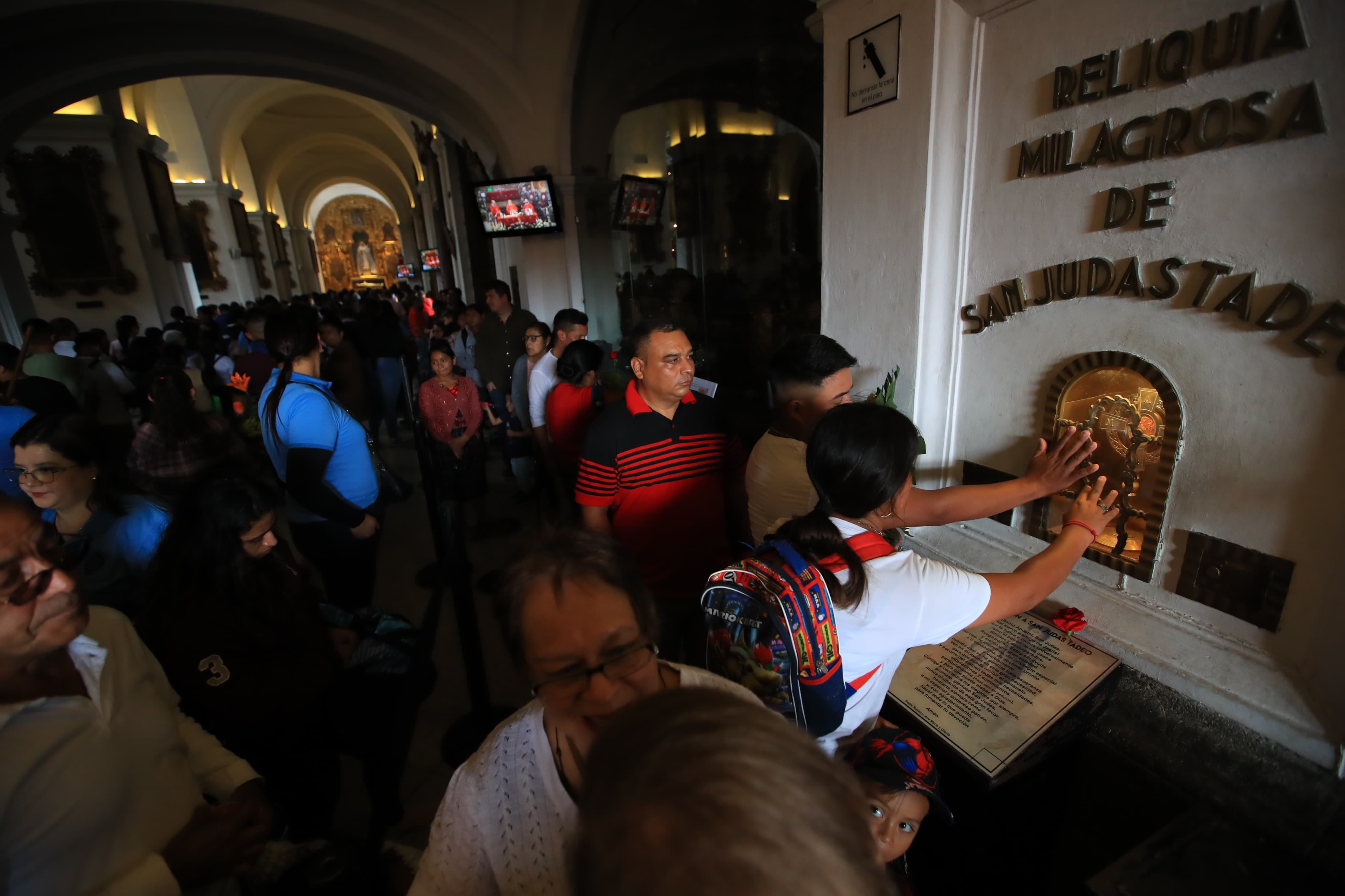 En imágenes: San Judas Tadeo cientos de personas llegan a visitar al santo de las causas perdidas'