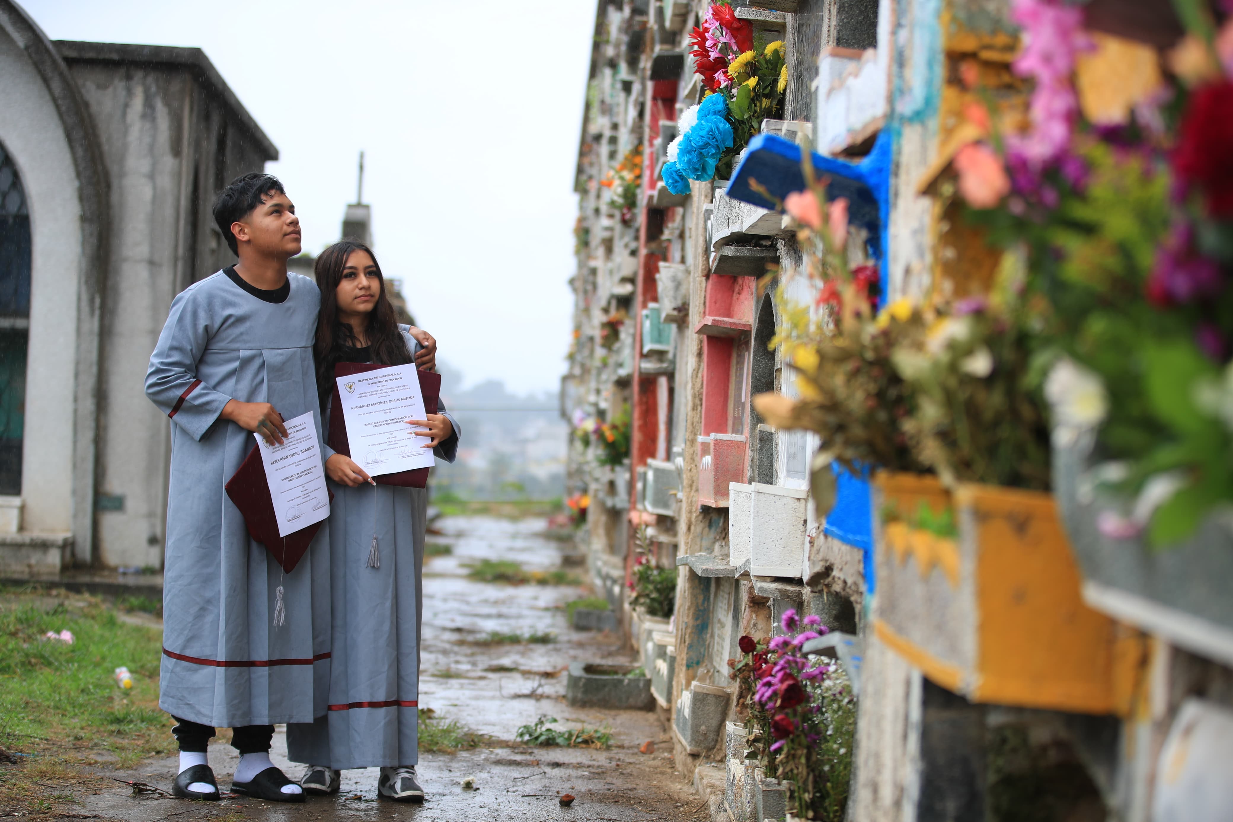 Con toga de graduandos: la emotiva razón por la que los hermanos Reyes Hernández llegaron así al Cementerio General a recordar a su abuela