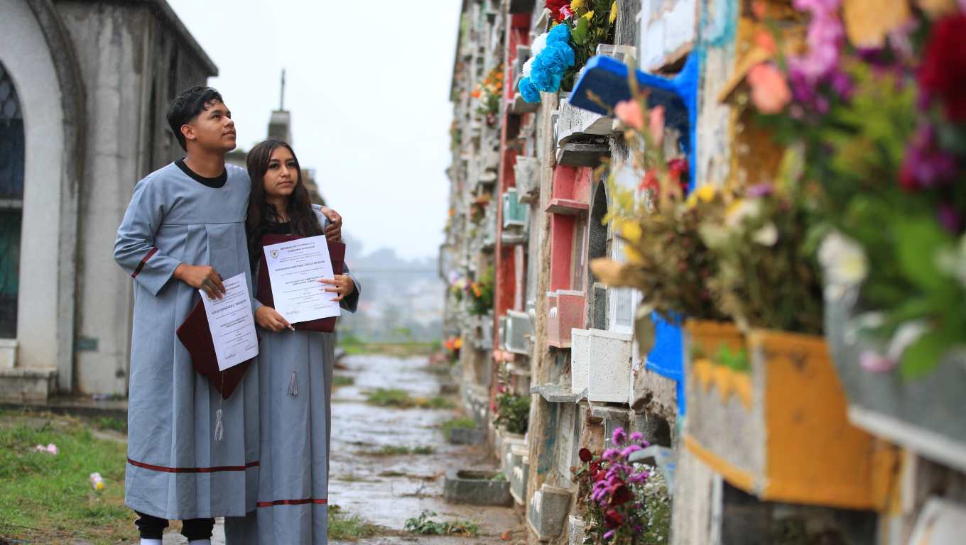 Con toga de graduandos: la emotiva razón por la que los hermanos Reyes Hernández llegaron así al Cementerio General a recordar a su abuela
