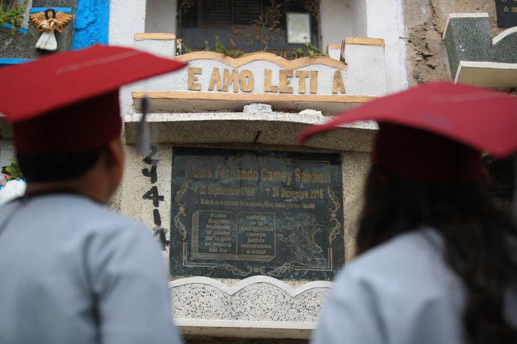 Con toga de graduandos: la emotiva razón por la que los hermanos Reyes Hernández llegaron así al Cementerio General a recordar a su abuela 