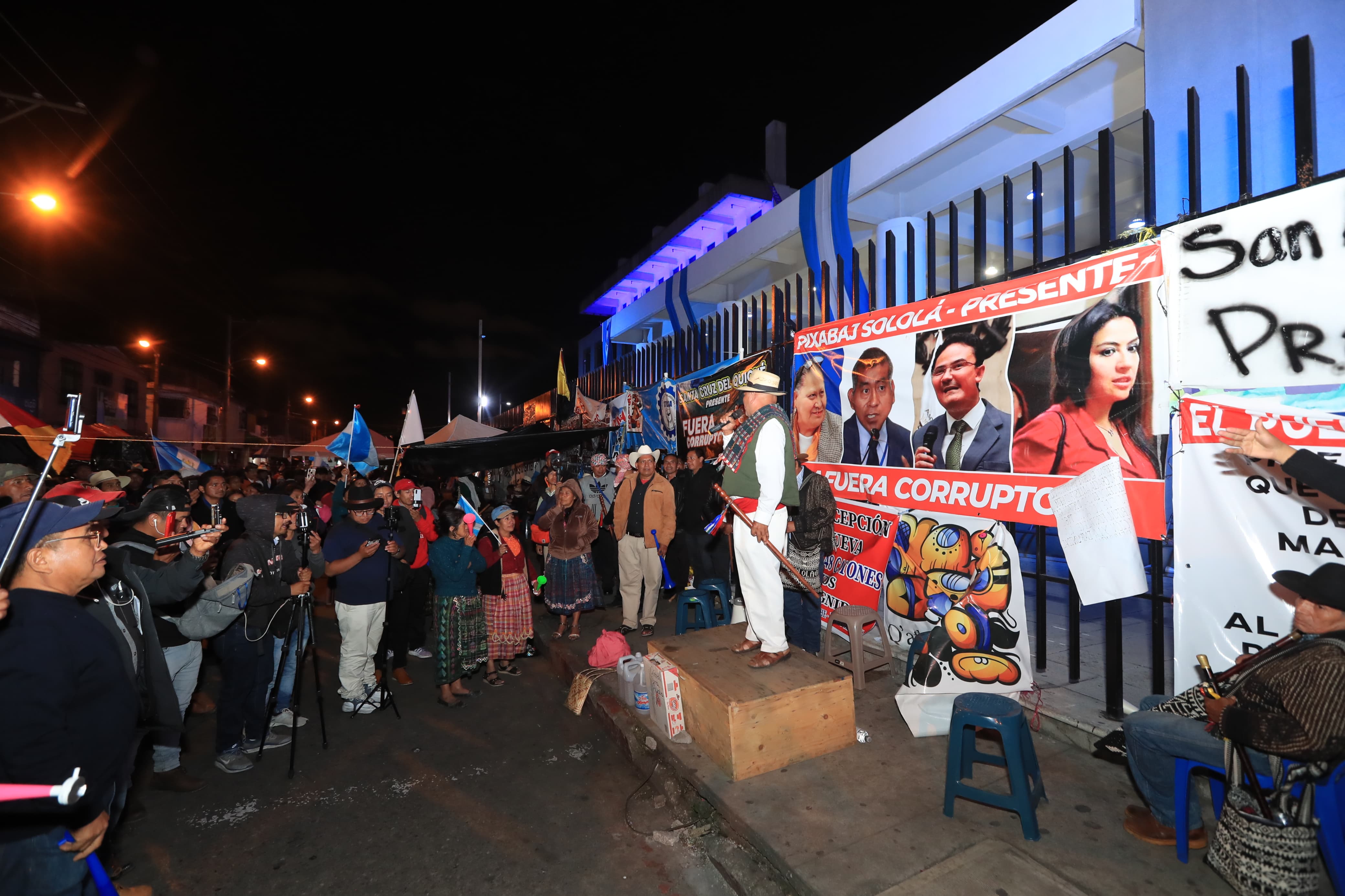 Las protestas frente al MP continúan por parte de organizaciones indígenas. (Foto Prensa Libre: Élmer Vargas)