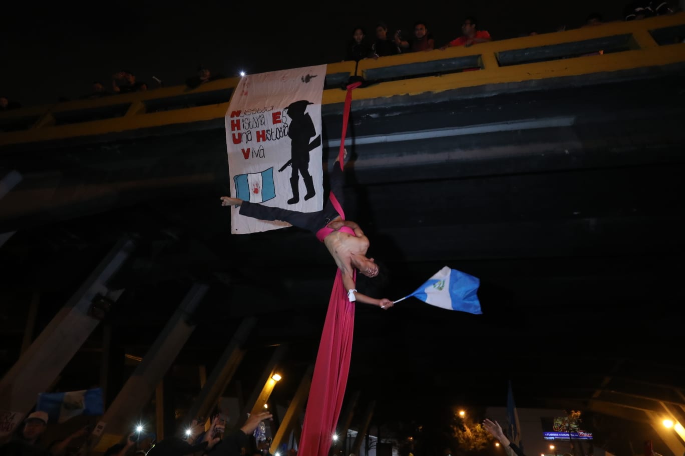 Algunas personas llevaron a cabo representaciones artísticas en algunos puntos bloqueados en la Ciudad de Guatemala. Este ocurrió en El Trébol. (Foto Prensa Libre: María Reneé Barrientos).