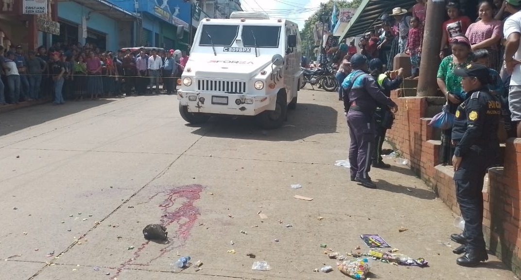 Este es el camión asaltado el pasado jueves 28 de septiembre en el barrio Centro del municipio de Chisec, Alta Verapaz. (Foto Prensa Libre: Hemeroteca PL).