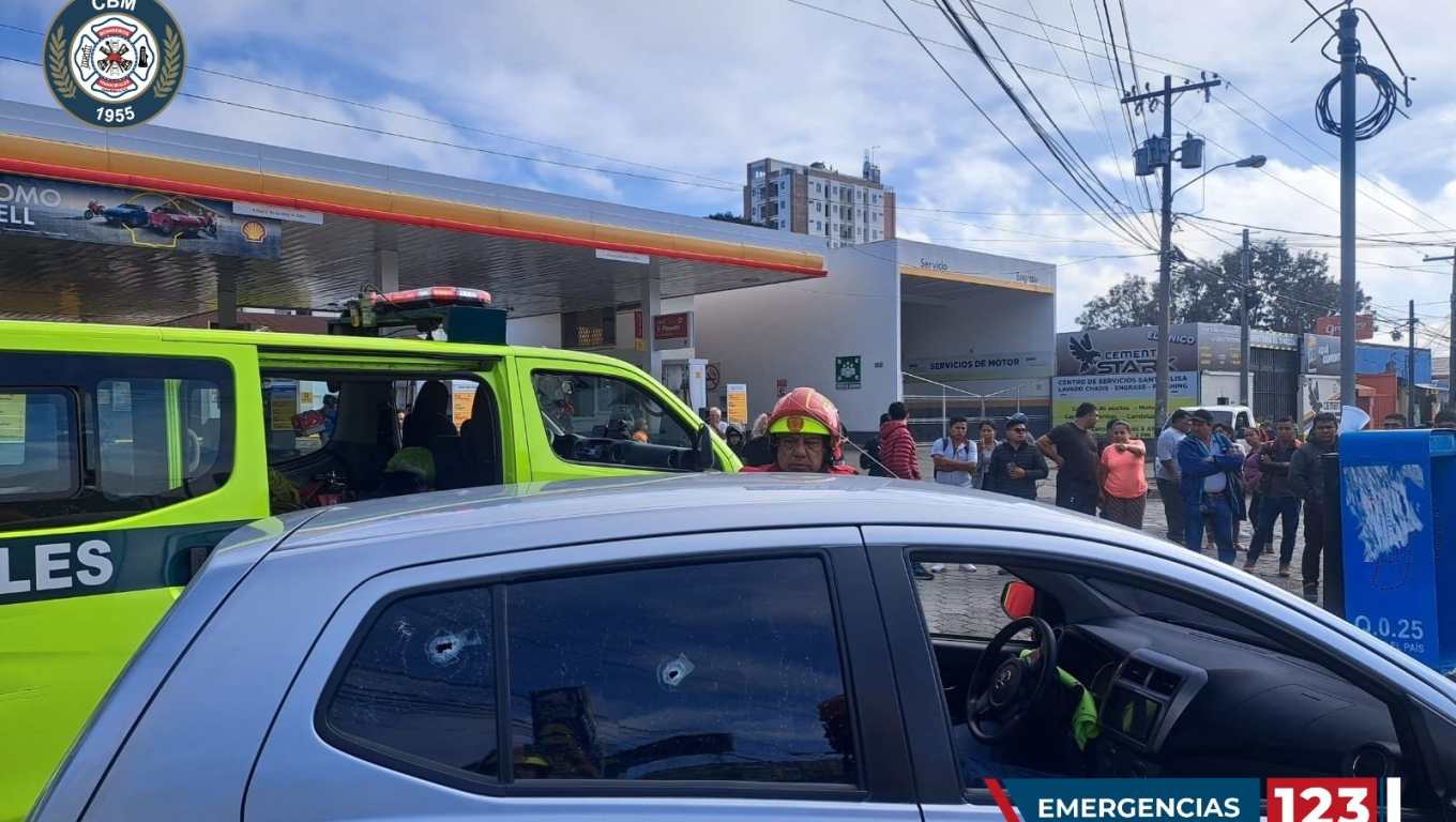 Hombre fue ultimado dentro de un vehículo en la Petapa y 33 calle de la zona 12 de la capital, cerca del ingreso a la Usac. (Foto Prensa Libre: Bomberos Municipales)