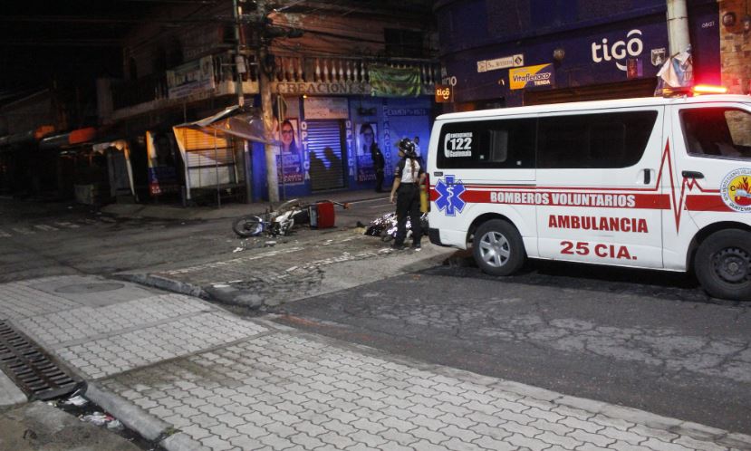 MP investiga el caso de un motorista atropellado en la 3a. calle y 5a. avenida de la zona 1 de Villa Nueva. (Foto Prensa Libre: Bomberos Voluntarios)