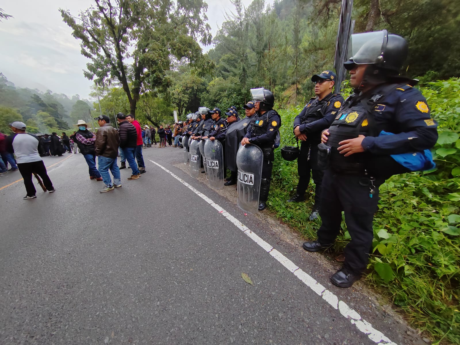 Decenas de guatemaltecos protestan contra las acciones del Ministerio Público y exigen la renuncia de la fiscal general, Consuelo Porras. (Foto Prensa Libre: María José Bonilla)