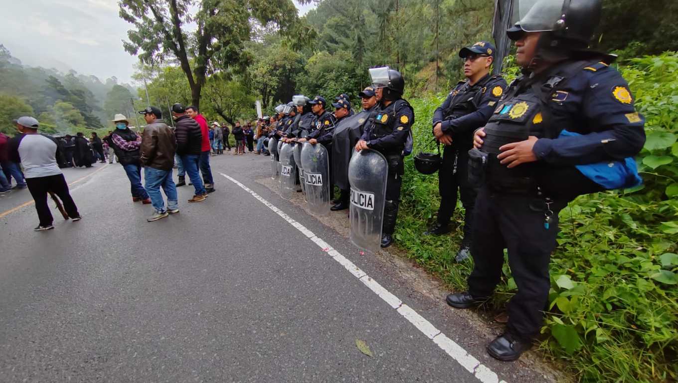 Decenas de guatemaltecos protestan contra las acciones del Ministerio Público y exigen la renuncia de la fiscal general, Consuelo Porras. (Foto Prensa Libre: María José Bonilla)