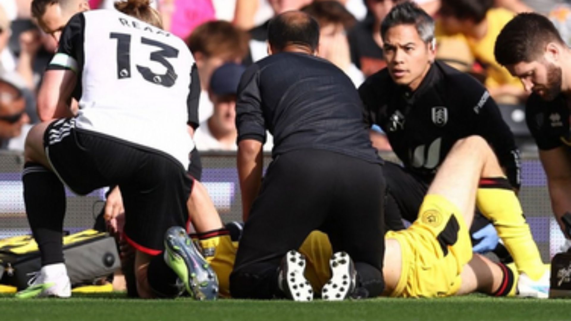 El jugador del Sheffield United, Chris Basham al momento de su escalofriante lesión. (Foto Prensa Libre: Twitter)