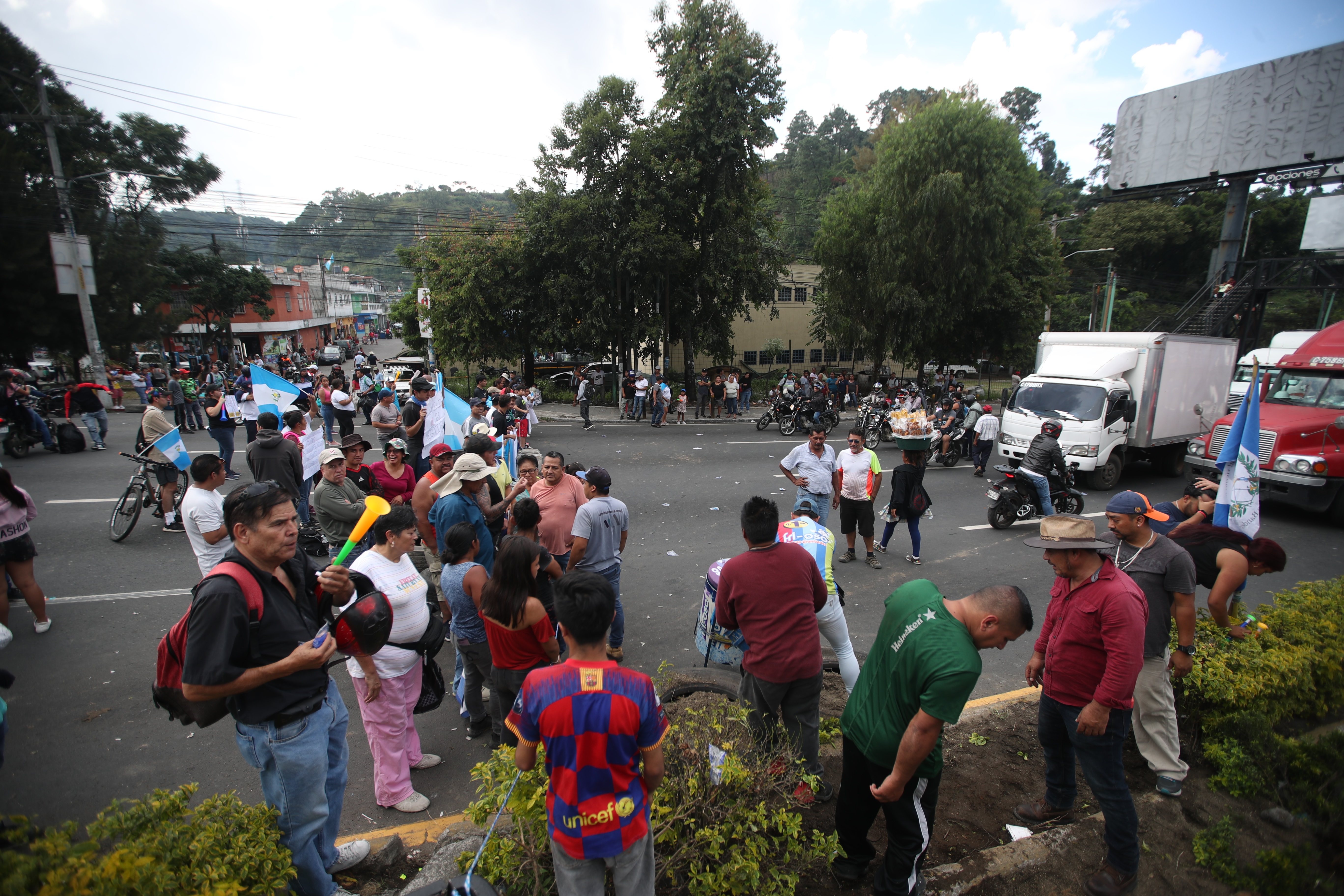 El MP espera que el Gobierno desaloje los bloqueos. Manifestantes en el km 13.5 de la carretera al sur, al inicio de la baja de Villa Lobos. (Foto Prensa Libre: Maria José Bonilla)