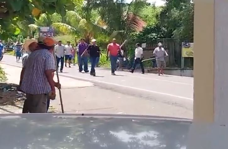 Momento en el que hombres armados llegan al bloqueo en Orizaba, Malacatán, San Marcos, para despejar la vía. (Foto Prensa Libre: captura de video)