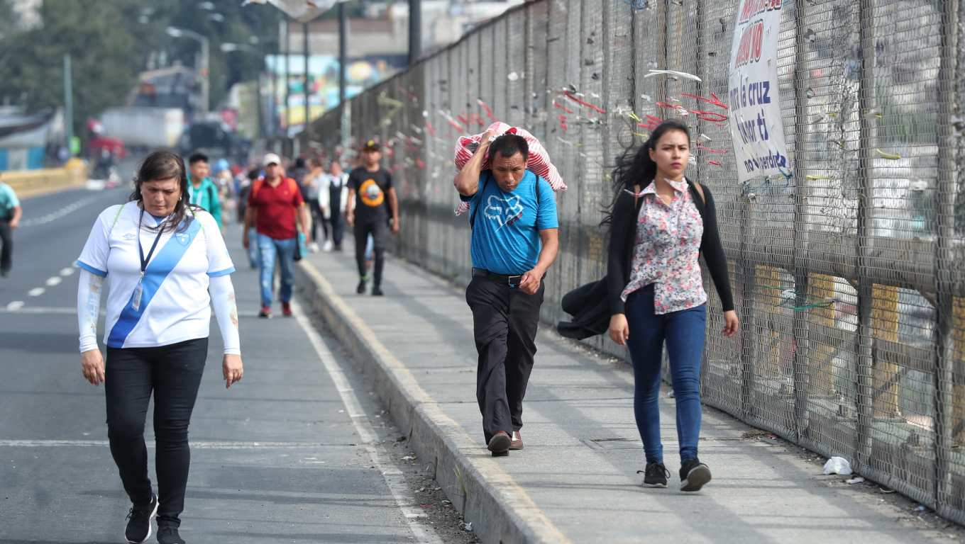 El paso por el puente del Incienso sigue cerrado por un bloqueo. (Foto Prensa Libre: Esbin García)