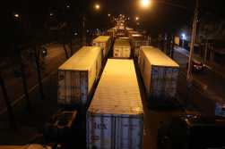 Debido al bloqueo se ha formado una larga fila de camiones en el Periférico. (Foto Prensa Libre: Erick Ávila) 