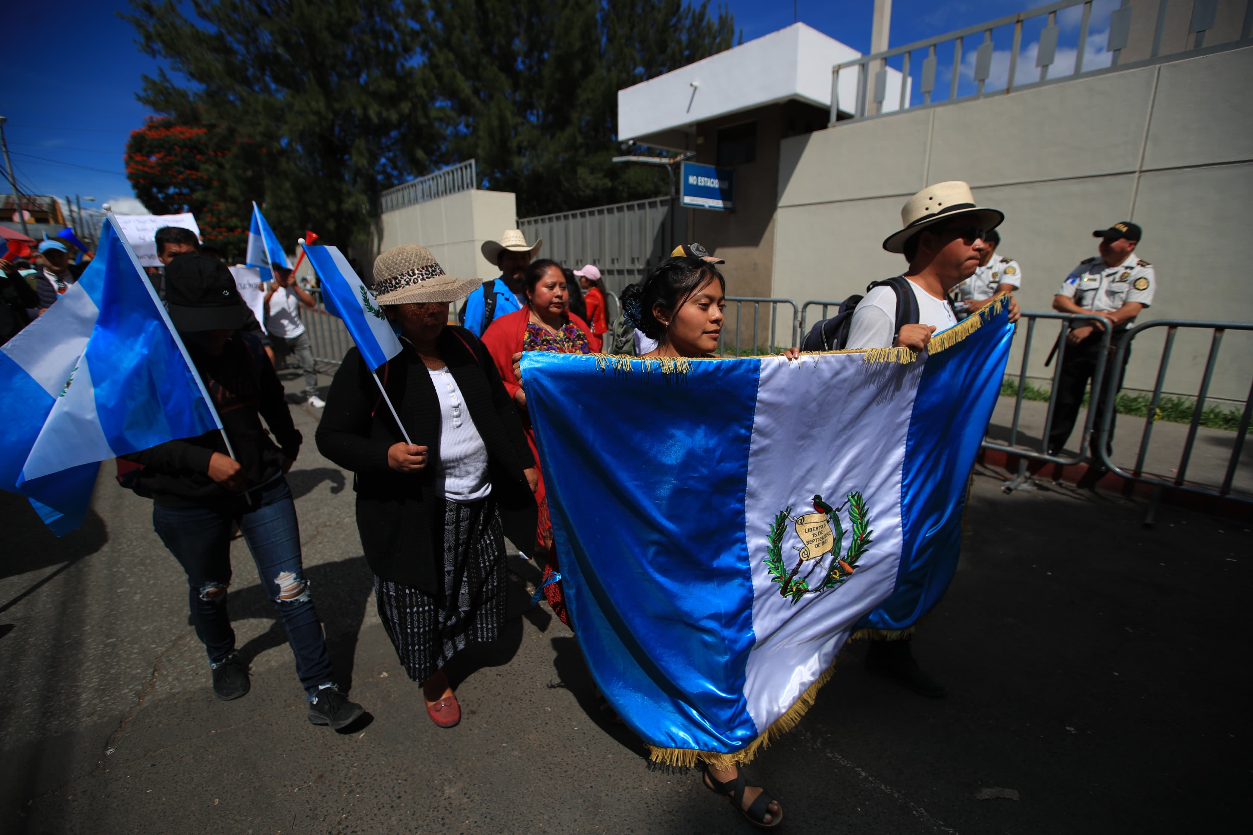 Manifestantes continúan frente al Ministerio Público este 19 de octubre para pedir la renuncia de Consuelo Porras. (Foto Prensa Libre: Carlos Hernández Ovalle)