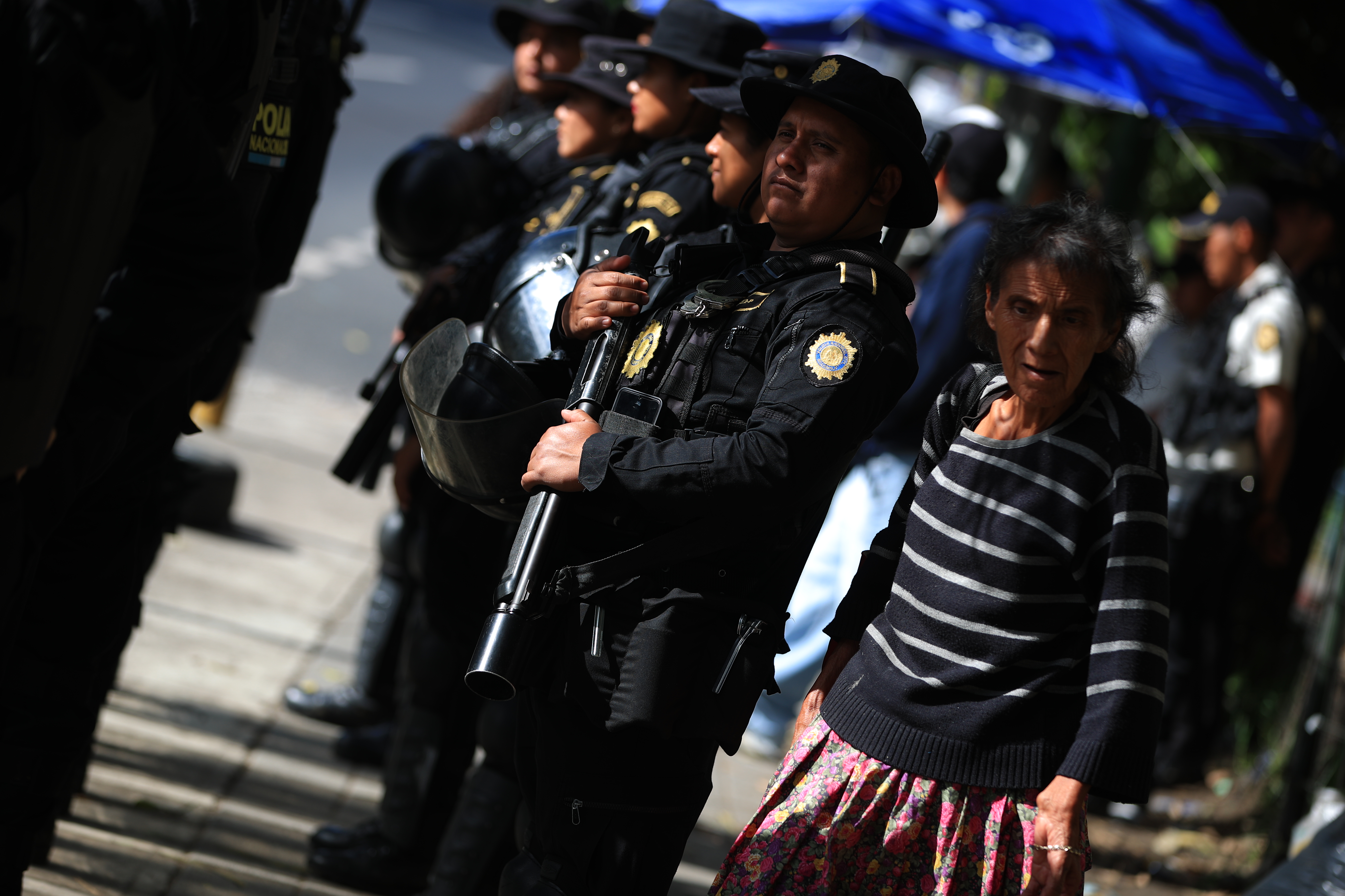 Agentes antimotines resguardan el km 14 de la ruta al Pacífico luego de retirar a los manifestantes. (Foto Prensa Libre: Carlos Hernández)