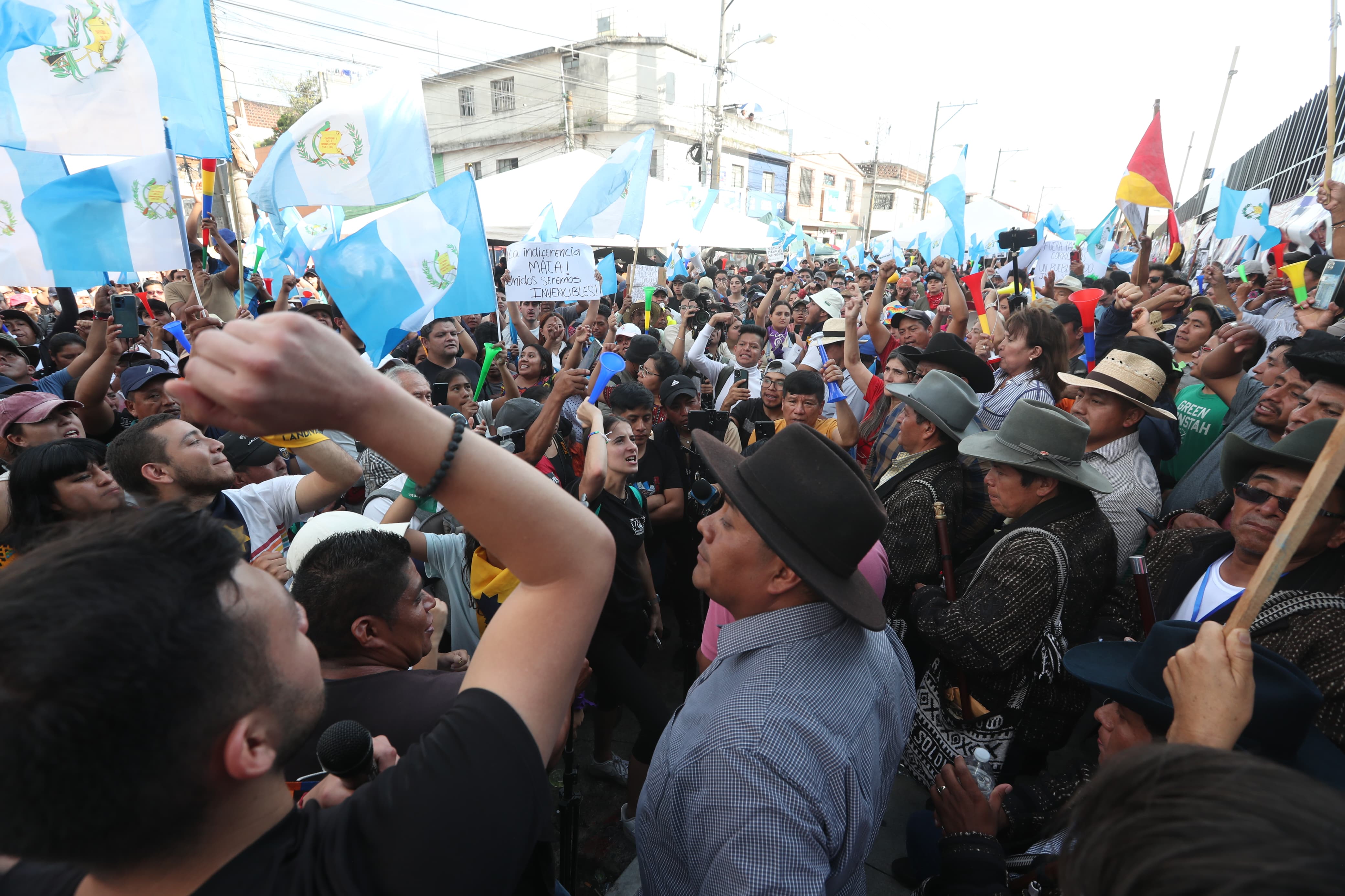 Las protestas frente a la sede del MP exigen la renuncia de la fiscal general Consuelo Porras. (Foto Prensa Libre: Érick Ávila) 
