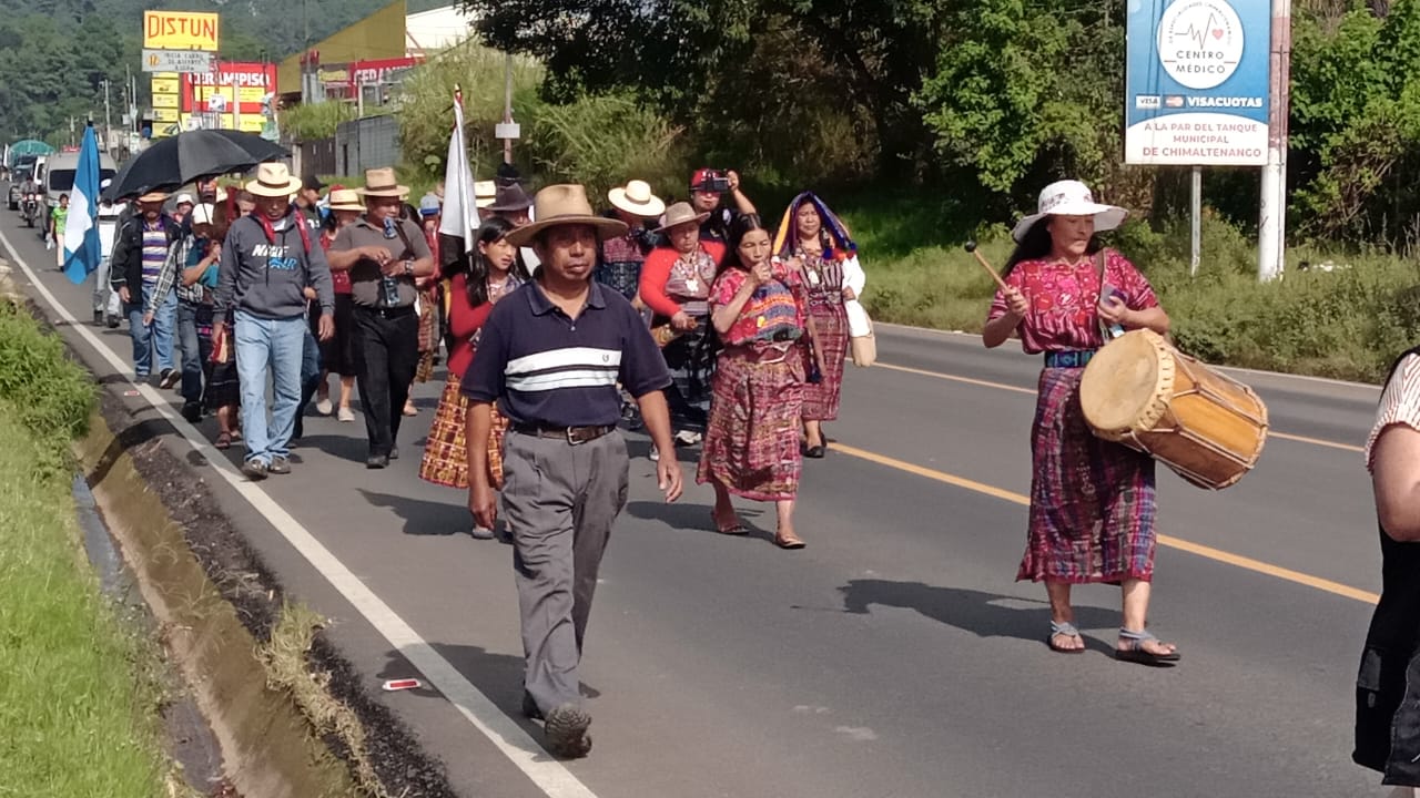 Autoridades indígenas de Chimaltenango hacen una caminata de 89 km hacia la capital en apoyo a los 48 Cantones de Totonicapán. (Foto Prensa Libre: Fernando Mazgul)