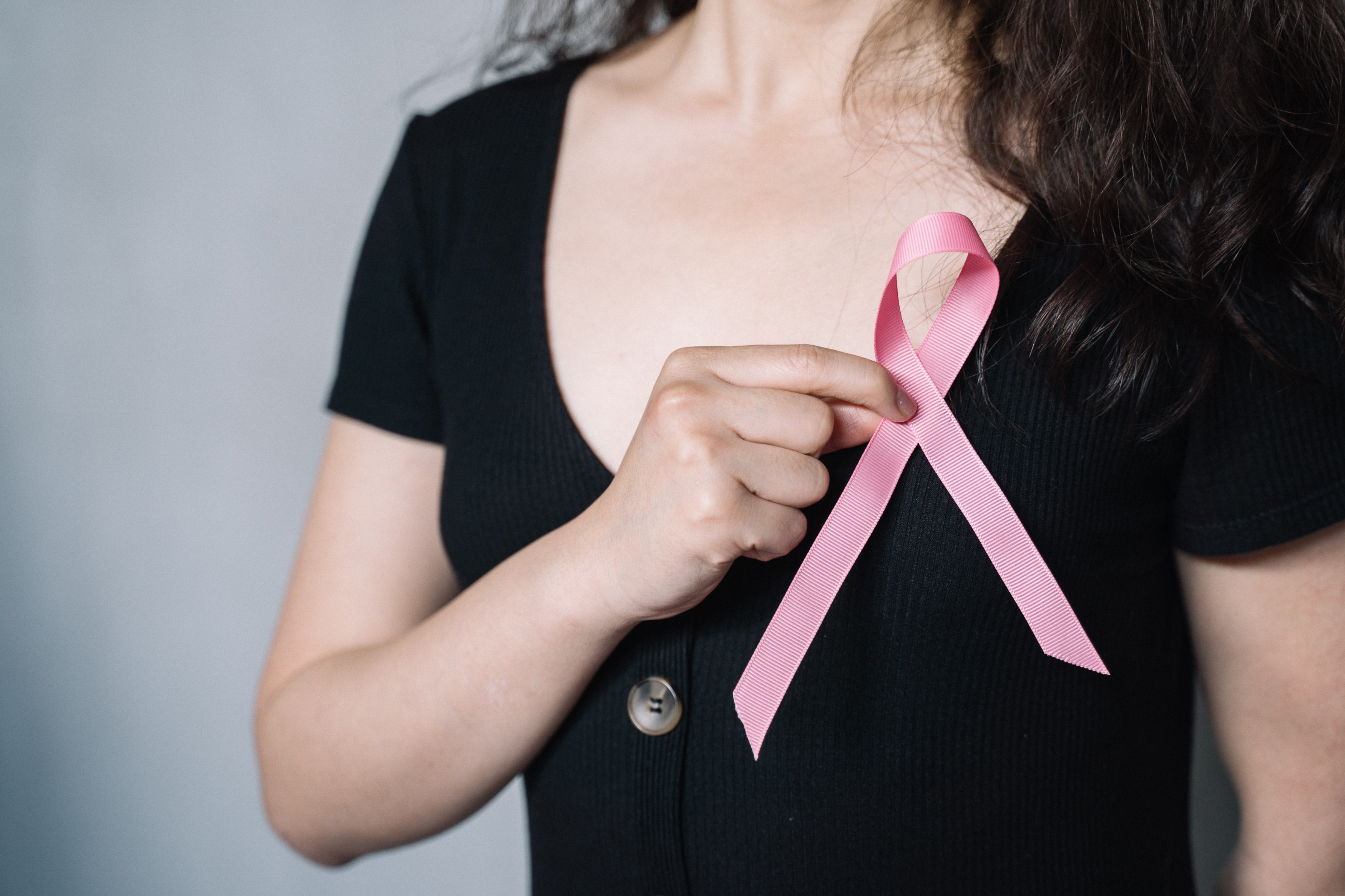 El cáncer de mama se puede presentar tanto en hombres como en mujeres; pero, es mucho más común en las mujeres.  (Foto Prensa Libre: Anna Tarazevich/Pexels)