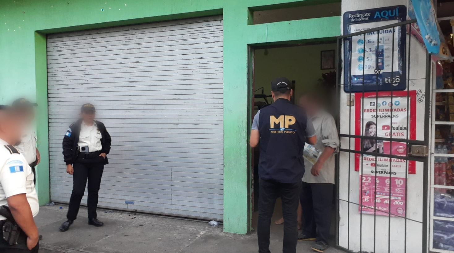 Dos hombres fueron detenidos en cateos en Santa Lucía Cotzumalguapa, Escuintla, sindicados de pedirle fotografías con contenido sexual a menor de edad. (Foto Prensa Libre: MP)