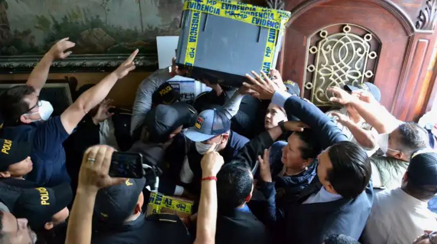 Fiscales del MP secuestran actas electorales de la sede central del TSE. (Foto Prensa Libre: Cortesía TSE)
