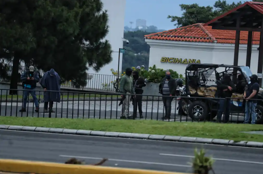Los hechos ocurrieron el 9 de octubre cuando los manifestantes bloqueaban el paso frente a Ciudad Cayalá. (Foto: Prensa Libre)